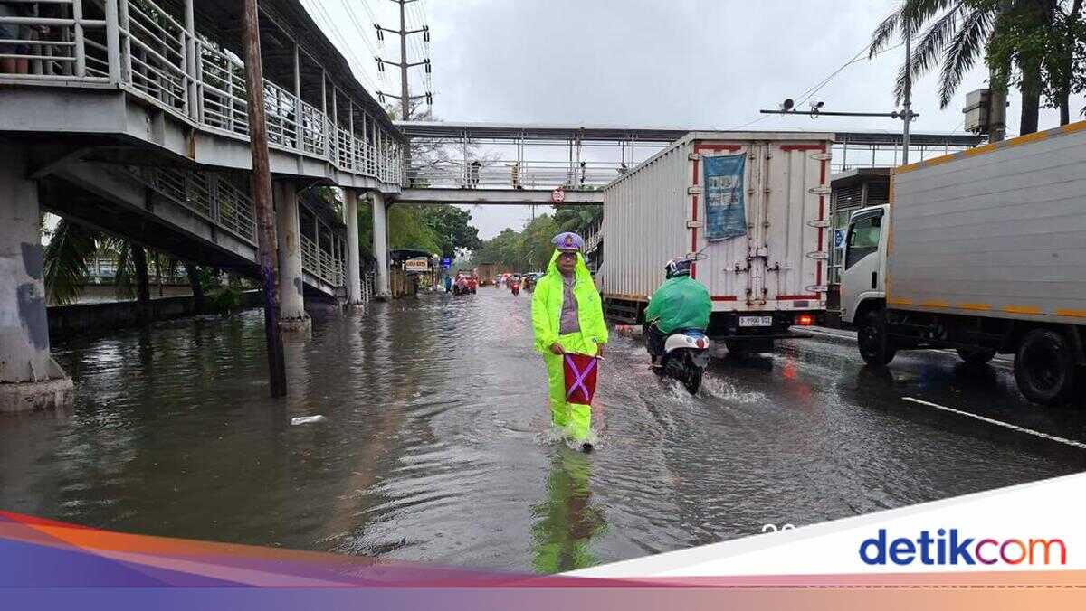 Early Morning Rain Causes 10cm Waterlogging on Daan Mogot Road in West Jakarta