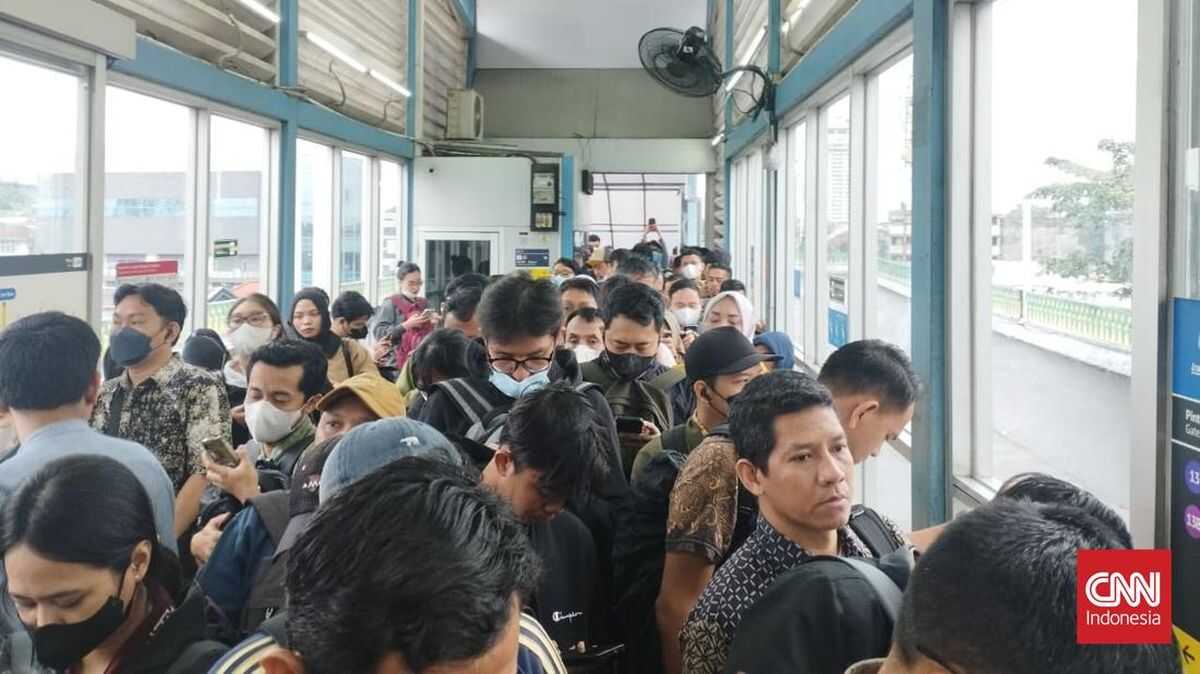 Passenger Overcrowding at Transjakarta Velbak Bus Stop