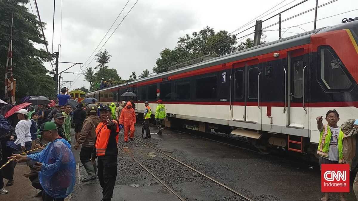 Airport Train Derails After Truck Collision at Poris, Disrupting Commuter Rail Services