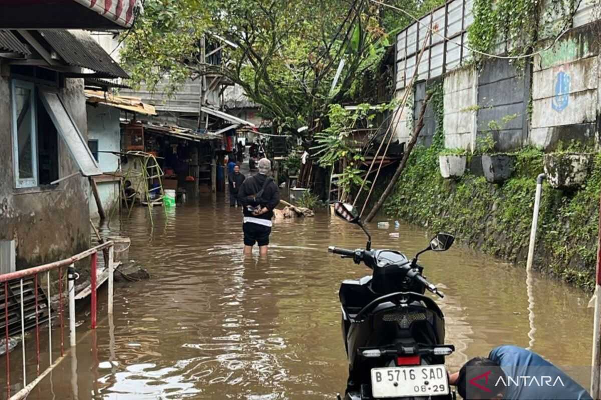 East Cilandak and Bintaro residents evacuated due to flooding