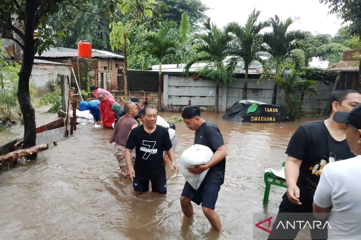 Joint Personnel Address Collapsed Wall in Petukangan Utara
