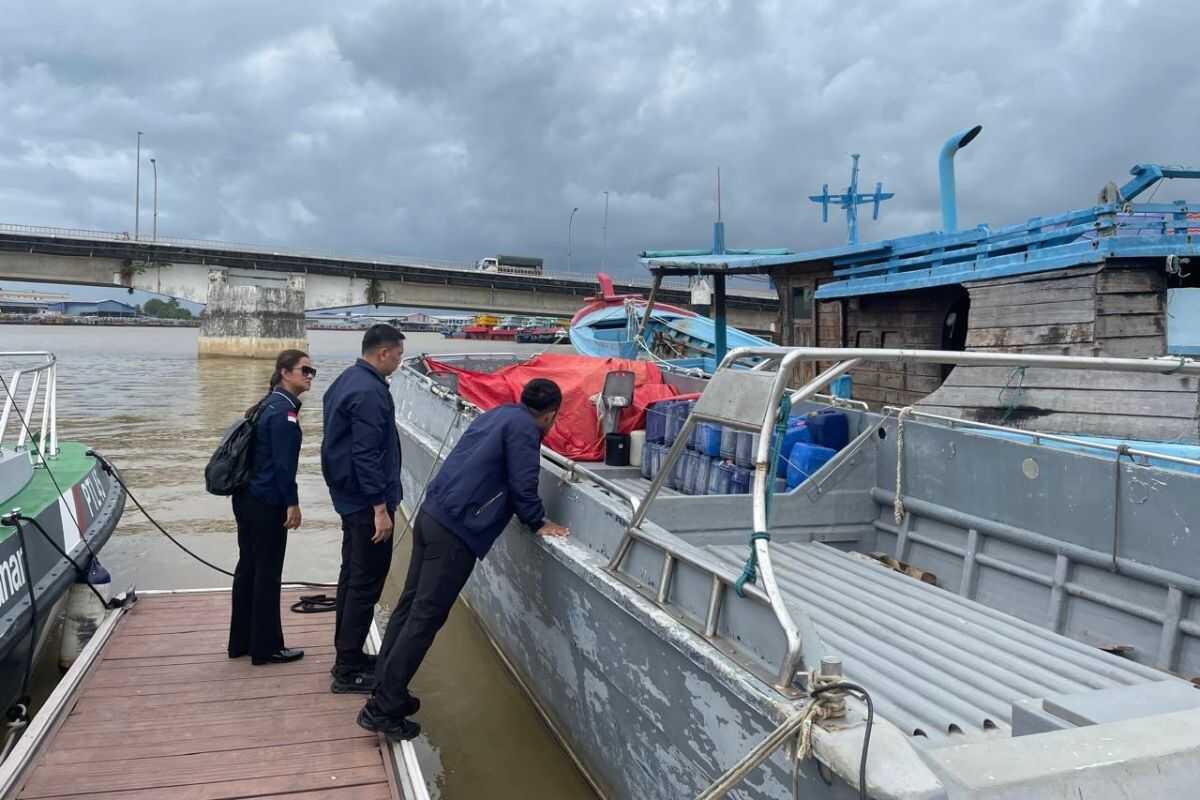 National Police Criminal Investigation Division Seizes Vessel Suspected of Distributing Illegal Tin Sand