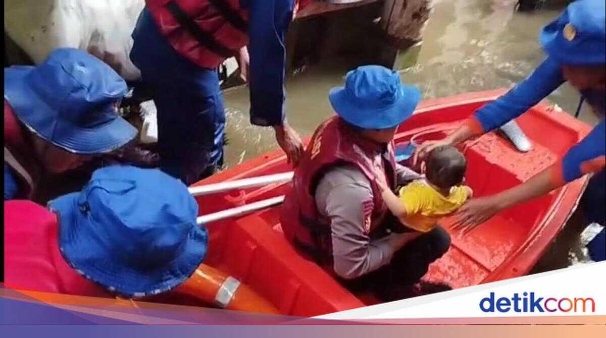 Police Evacuate Toddlers and Ill Residents Trapped by Kebon Pala Flooding