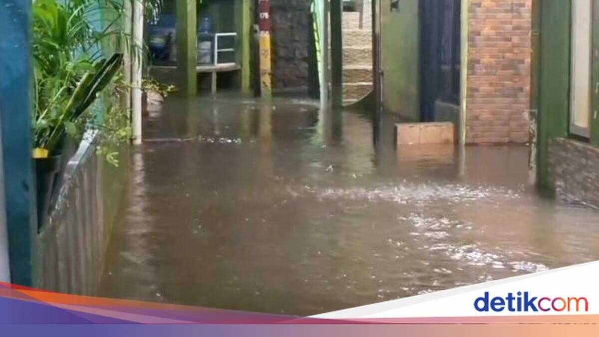 Kebon Pala in East Jakarta Submerged by Flooding, Water Levels Reach One Metre