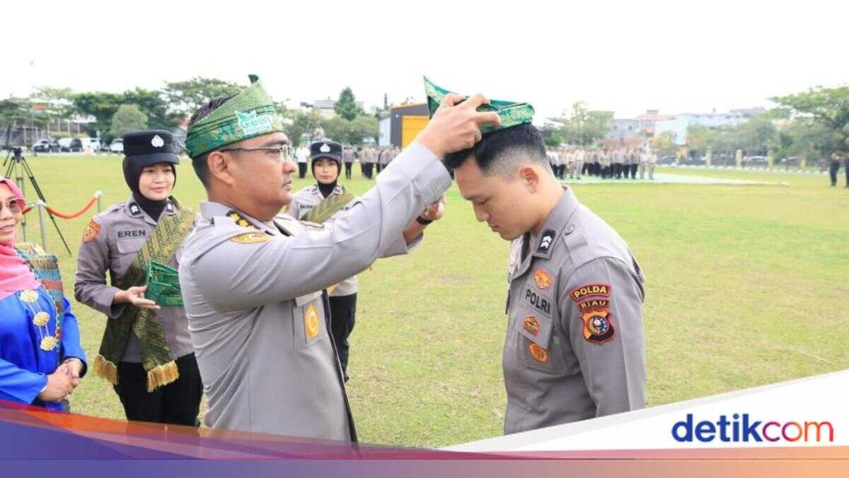 Preserving Malay Customs: Riau Police Personnel Required to Wear Traditional Tanjak Every Friday