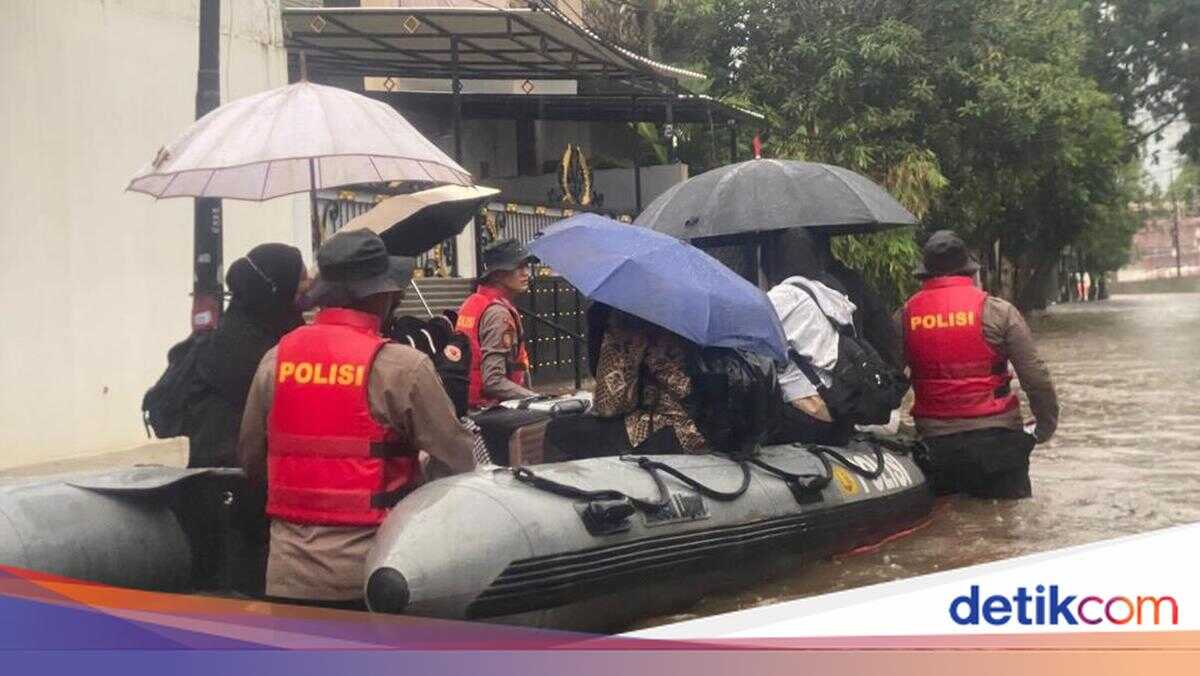 Housing Complex in Pela Mampang, South Jakarta, Flooded; Residents Evacuated by Rubber Boat