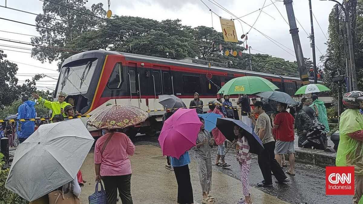 Tangerang Commuter Rail Routes Rerouted After Airport Train Strikes Lorry at Poris