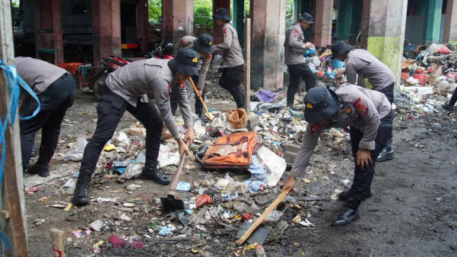Jakarta Police Chief Personally Leads Hundreds of Personnel in Clean-Up Operation Beneath North Jakarta Toll Road