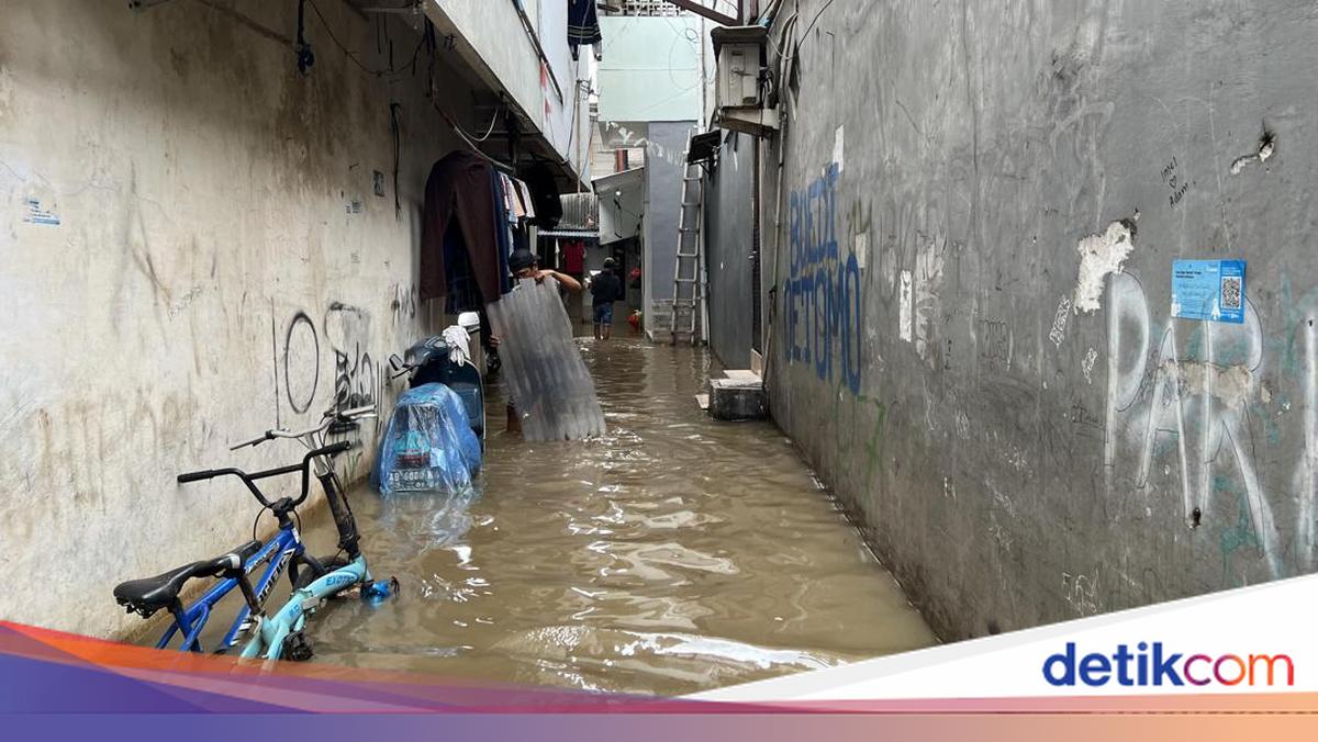 Rawa Buaya in West Jakarta Flooded as Kali Angke Overflows, Residents Rush to Save Belongings