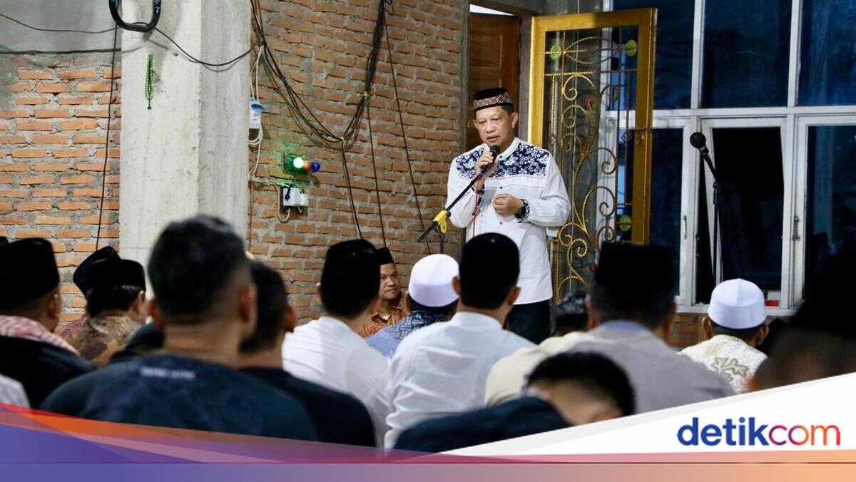 Task Force Chief Tito Breaks First Fast and Performs Tarawih Prayers in Aceh Tamiang