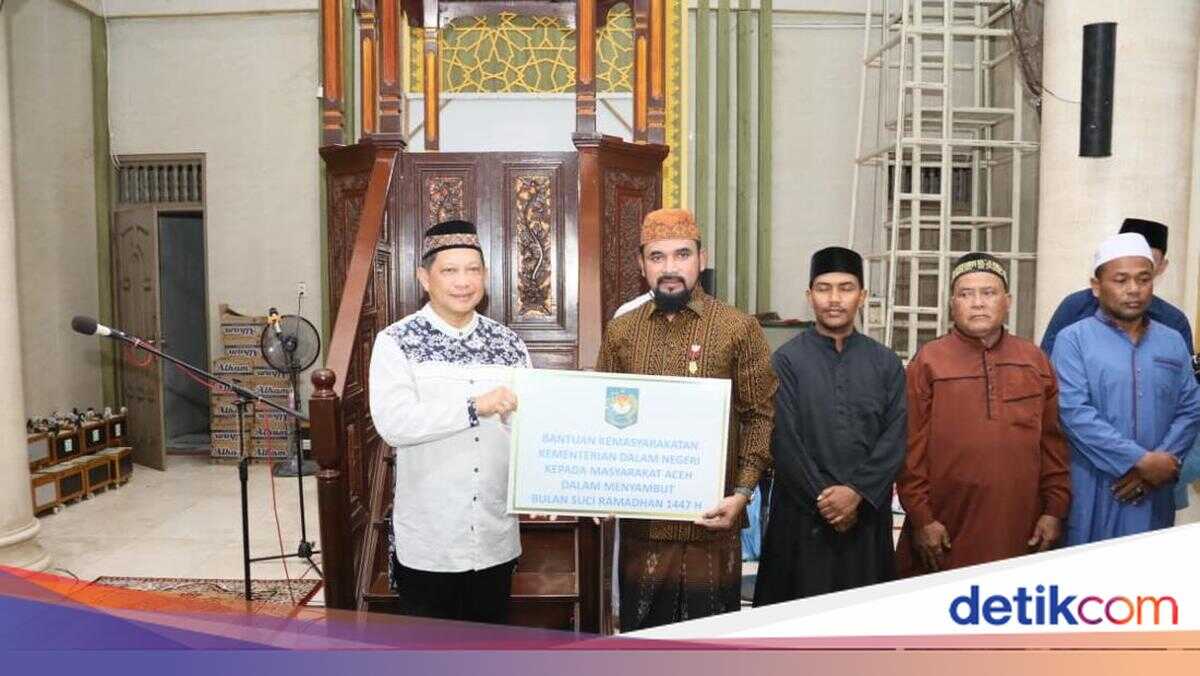 Tito Karnavian Performs Dawn Prayer and Distributes Aid in East Aceh