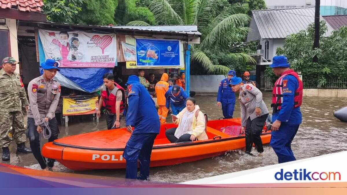 Police Help Flood-Hit Kebon Pala Residents Get to Work by Rubber Boat