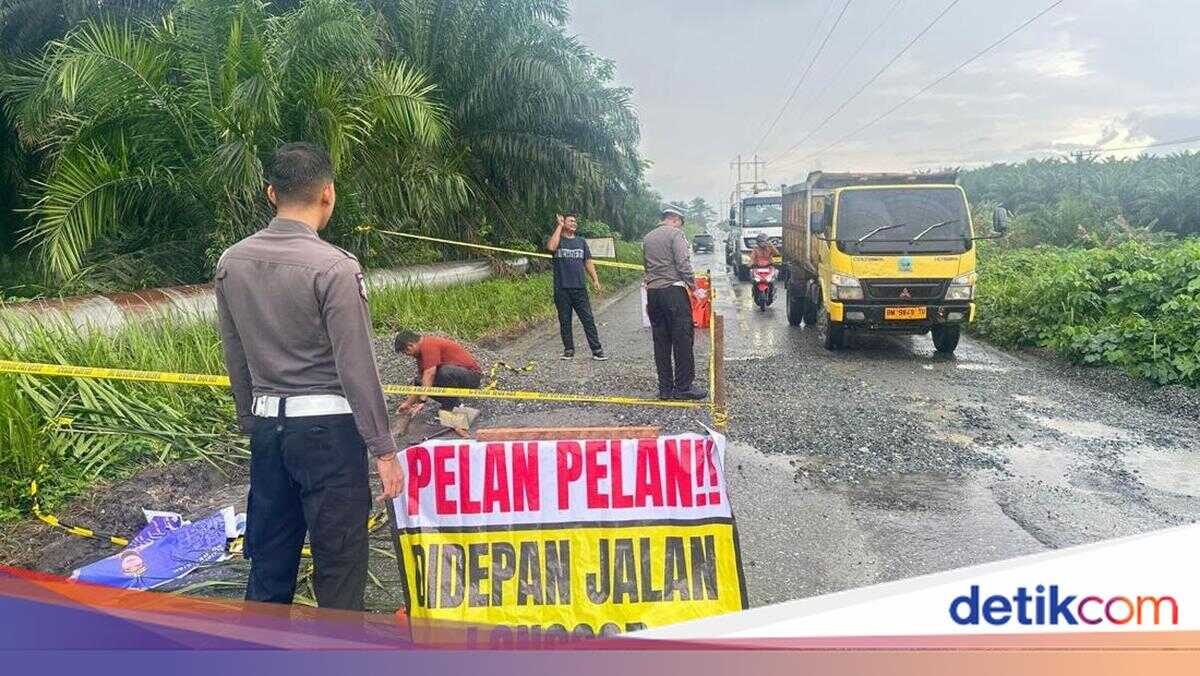 Siak Traffic Police Act Swiftly to Fill Potholes and Prevent Accidents