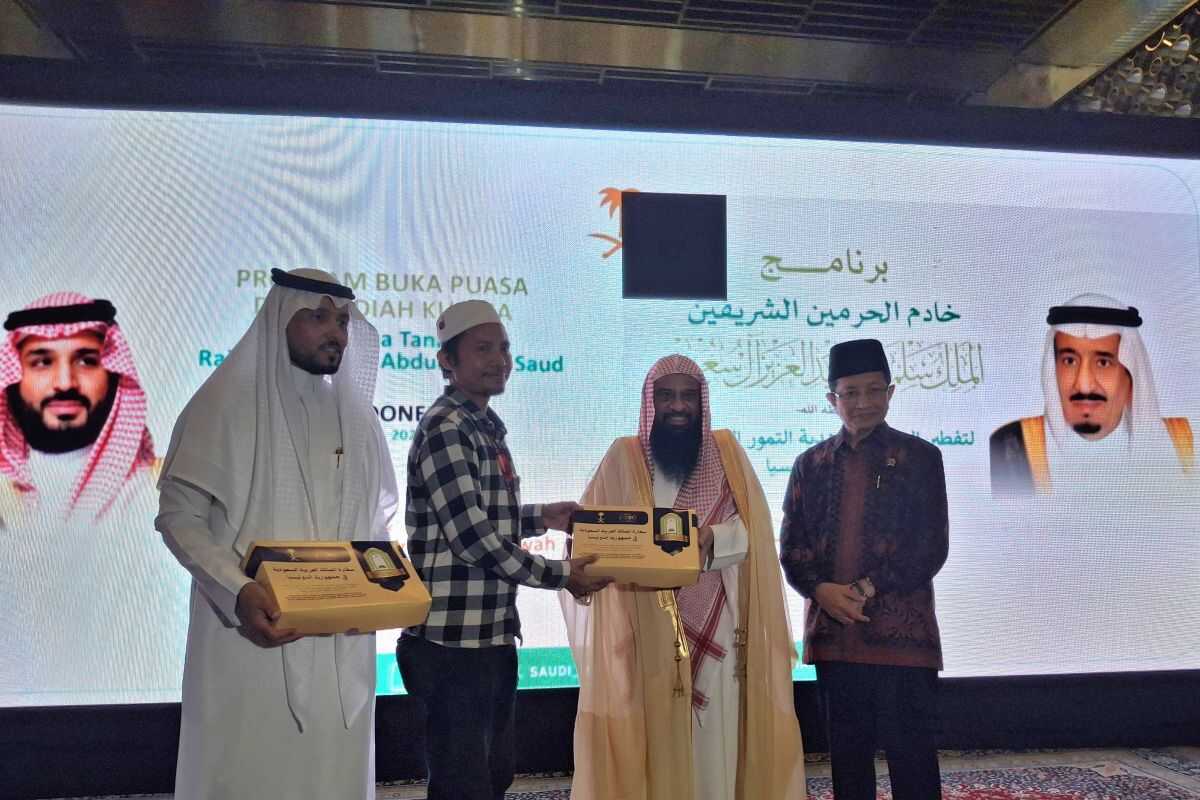 Saudi Arabia Distributes Iftar Packages, Calls Indonesian Muslims "the Best"
