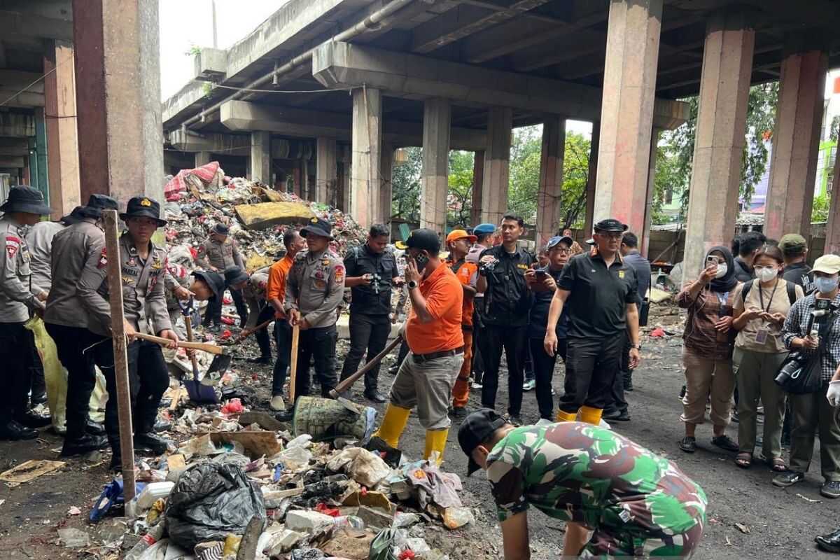 Joint team removes 286 cubic metres of rubbish from beneath Sungai Bambu toll road