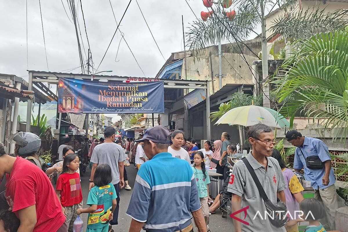 Bidara Cina Residents Continue Hunt for Breaking-Fast Snacks Amid Flooding