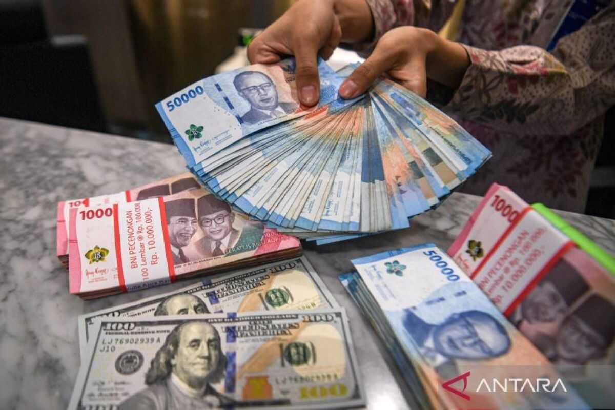 Economist predicts rupiah to stabilise at Rp16,800 per US dollar by year-end