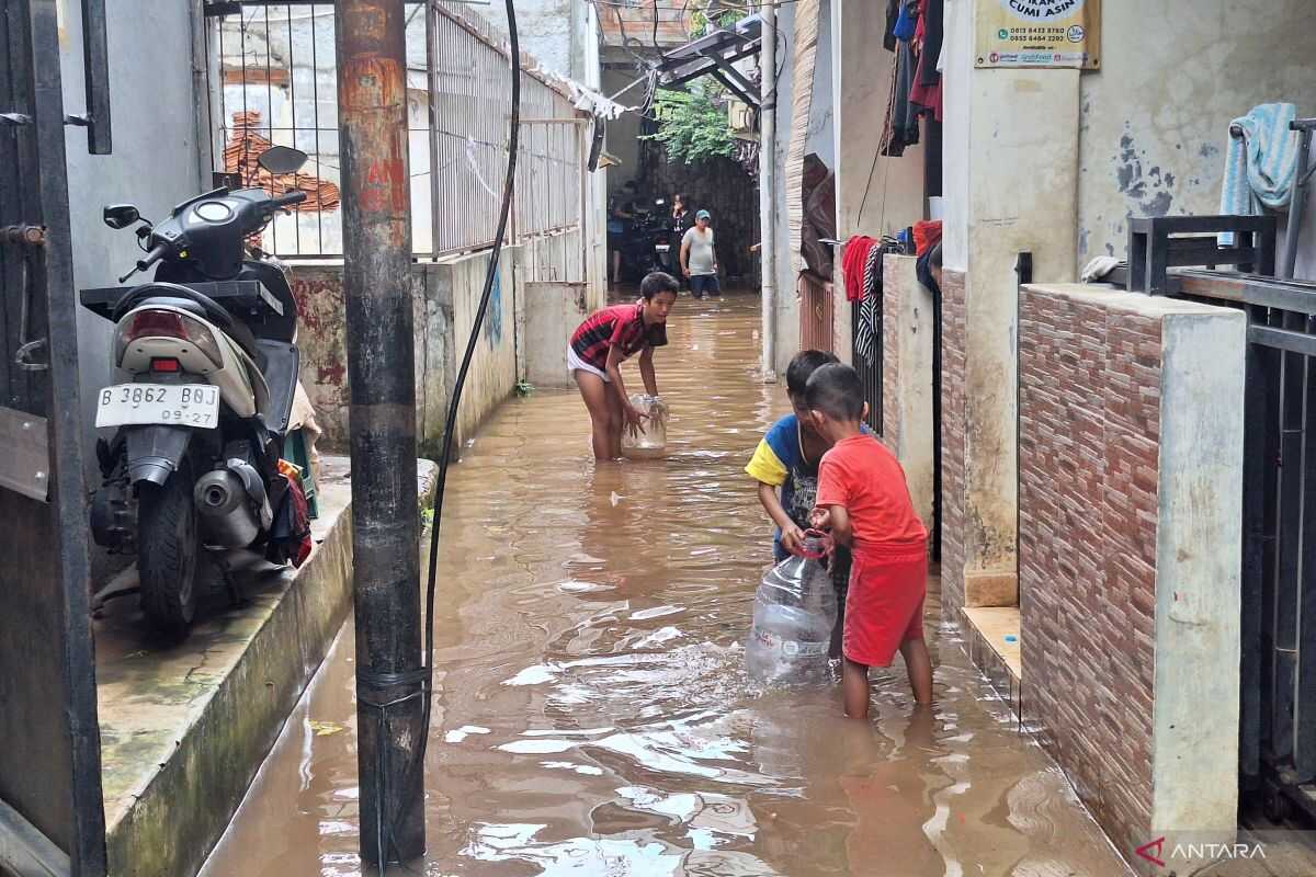 Cipulir Residents Miss Pre-Dawn Meal as They Scramble to Save Belongings During Flooding