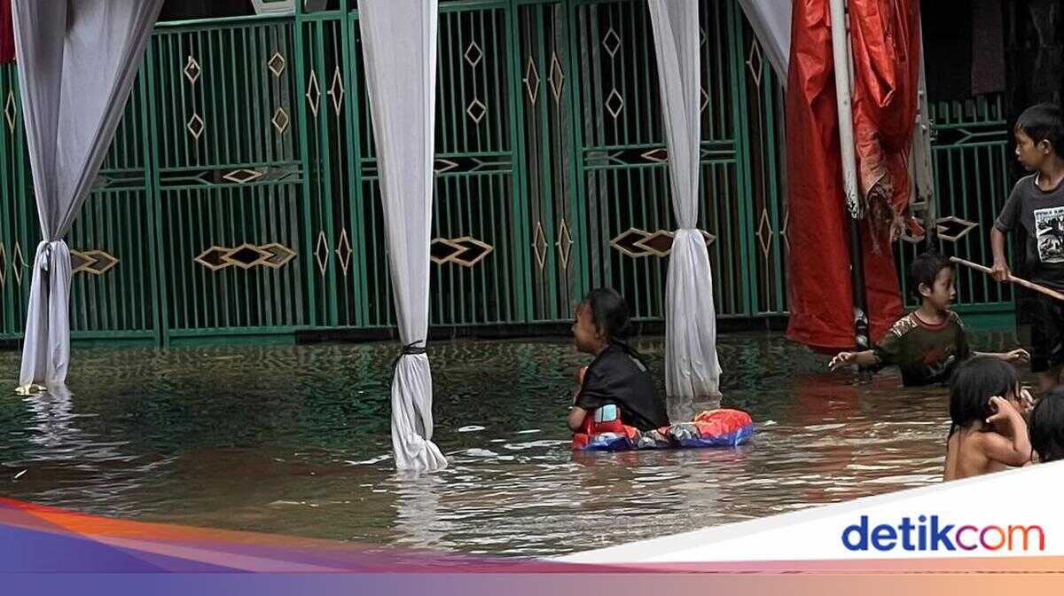 When Flooding in Rawa Buaya Becomes a Children's Water Playground