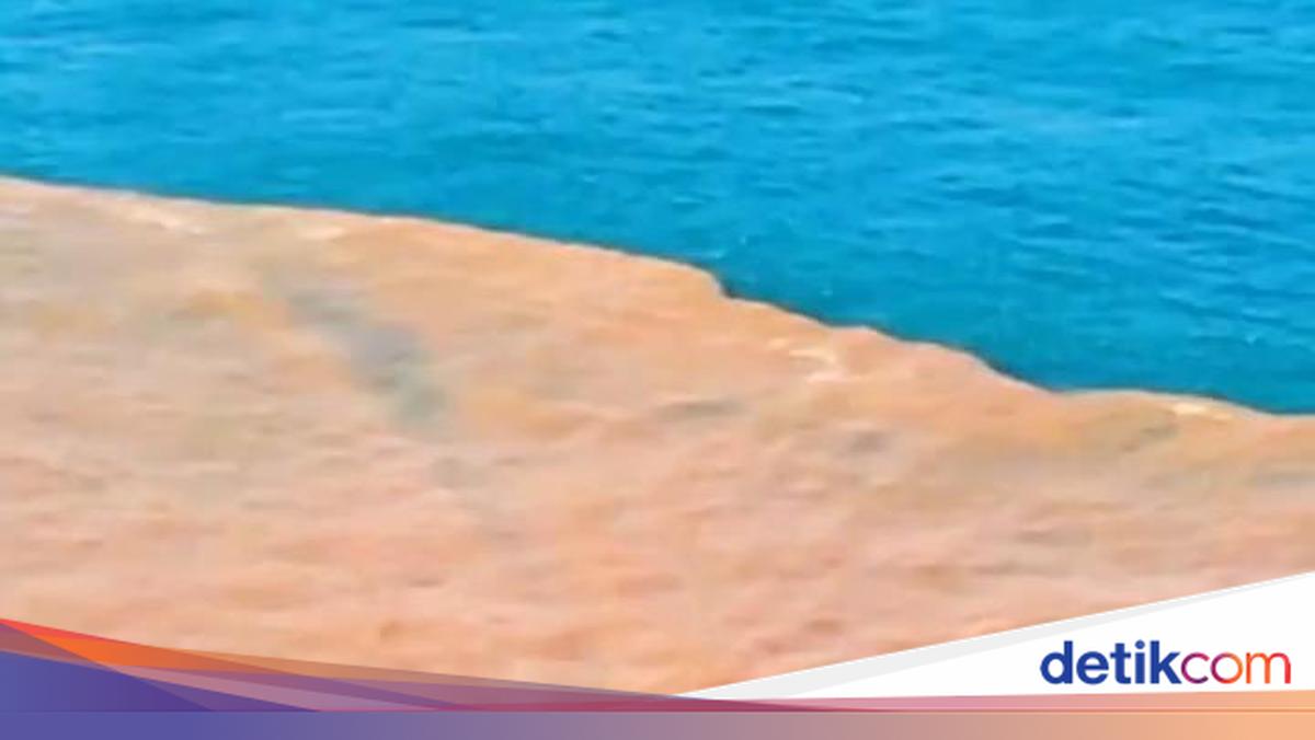 Two-Toned Waters at Gunungkidul's Baron Beach Explained