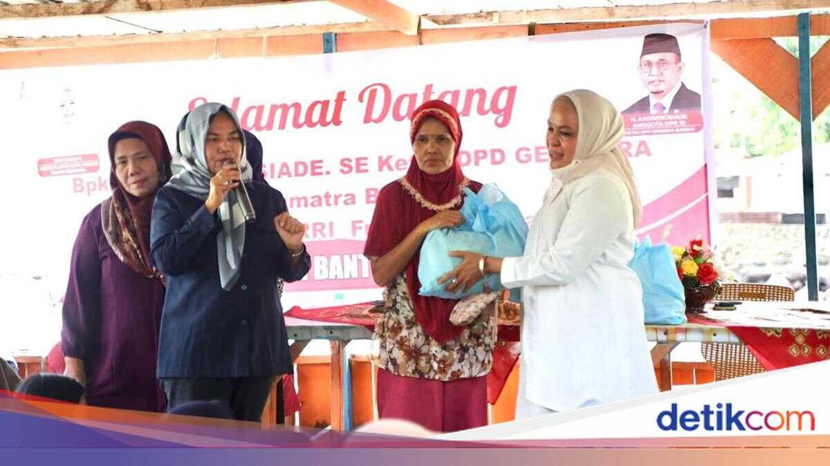 Andre Rosiade Distributes 500 Basic Food Packages to Residents in Padang's Gates District