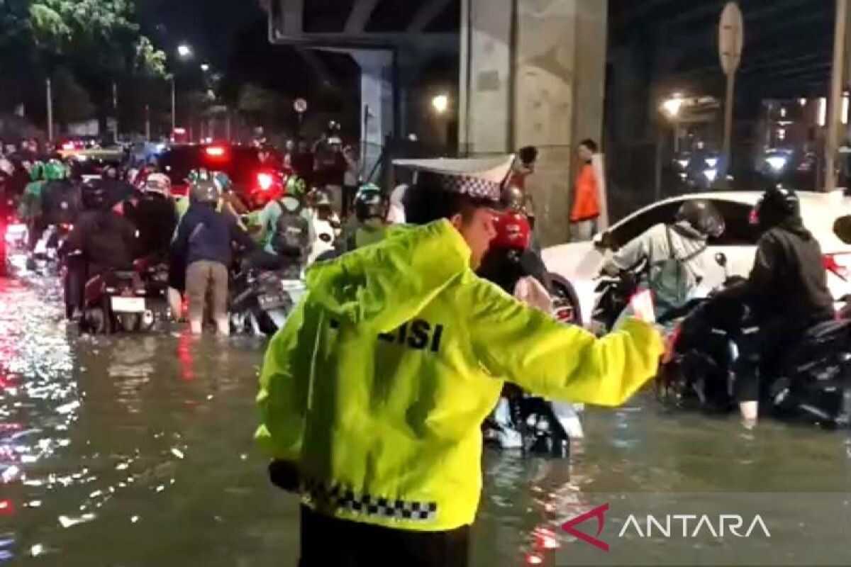 Traffic grinds to halt outside West Jakarta City Hall as Ring Road underpass floods