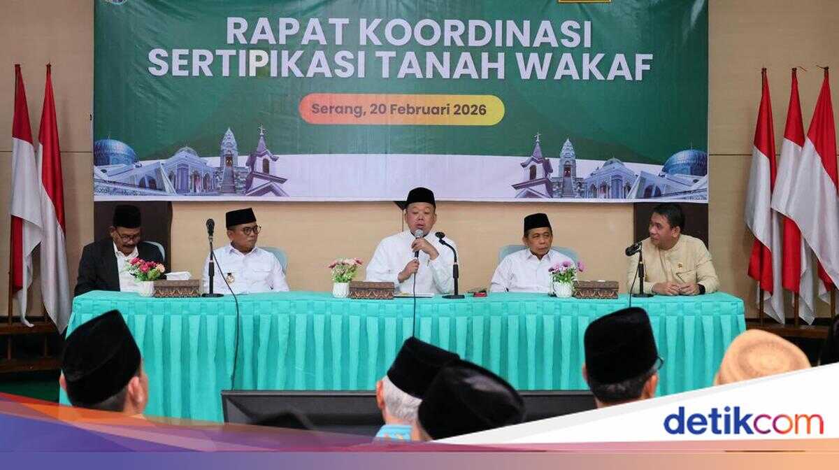 Nusron Hands Over 13 Waqf Land Certificates in Banten: 'This Belongs to the Muslim Community'