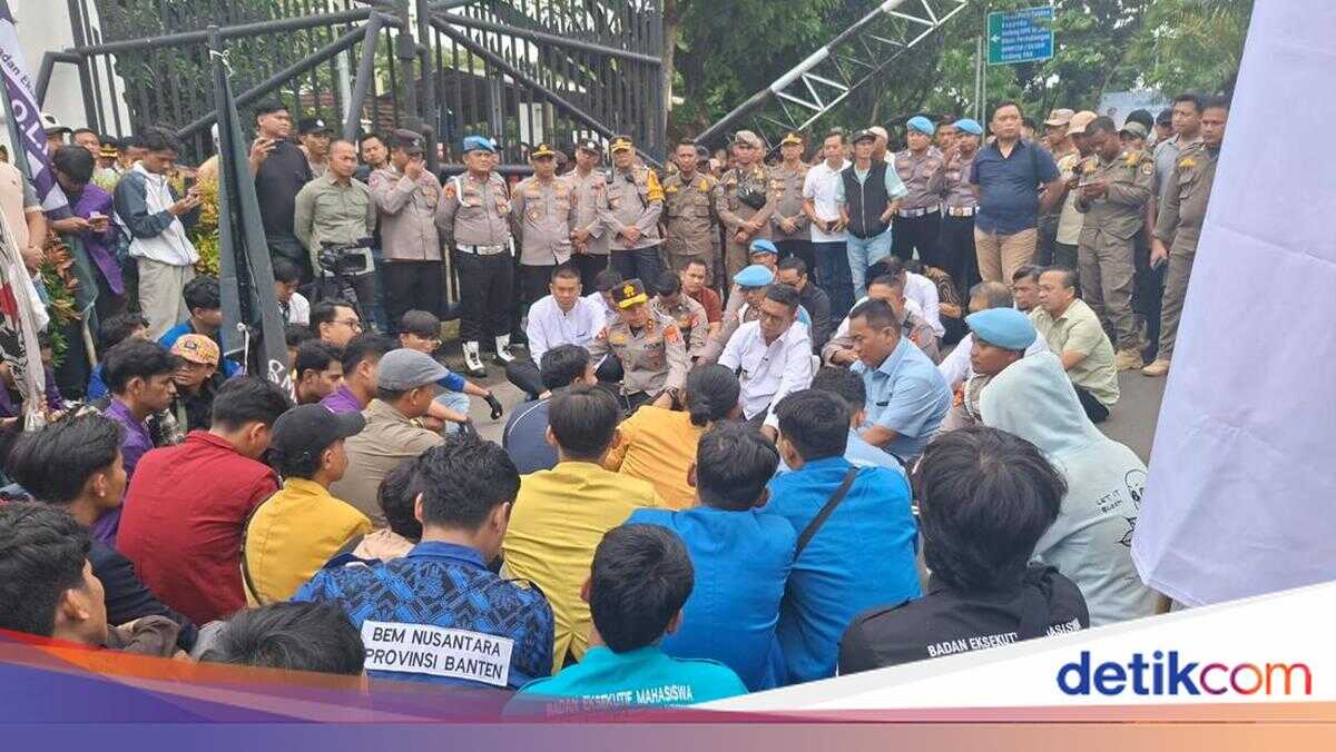 One Year in Office, Andra Soni Meets Students Protesting Outside Banten Provincial Government