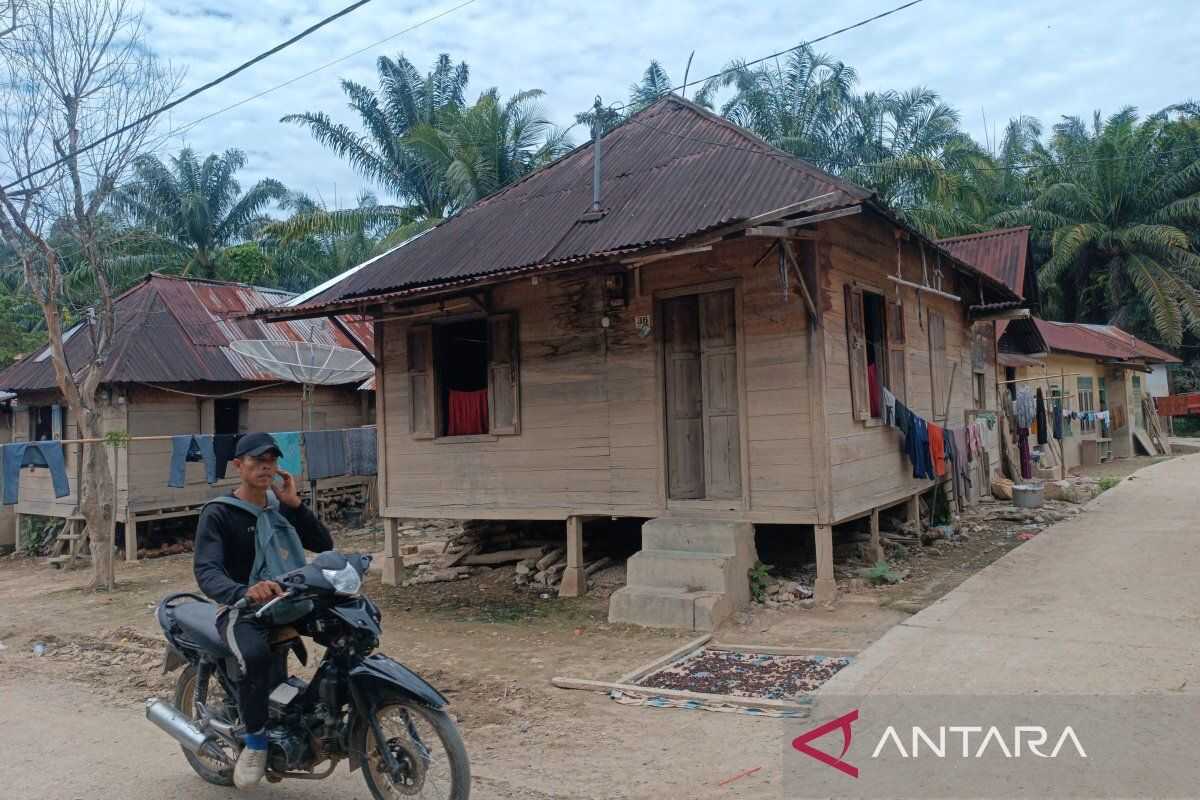 Residents of Muara Batang Angkola Village in Mandailing Natal Refuse Relocation