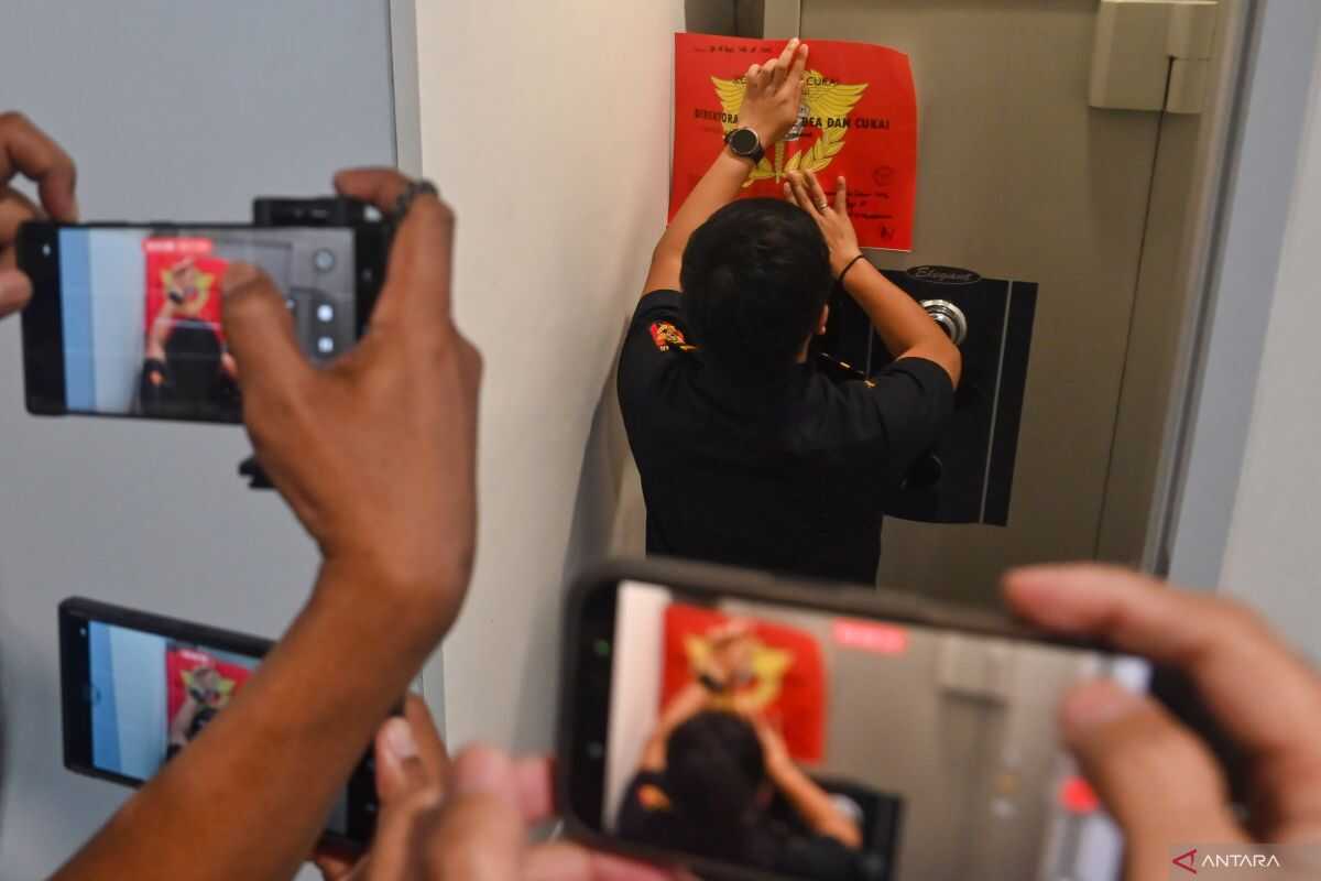 Customs and Excise Officials Seal Jewellery Shop in Jakarta