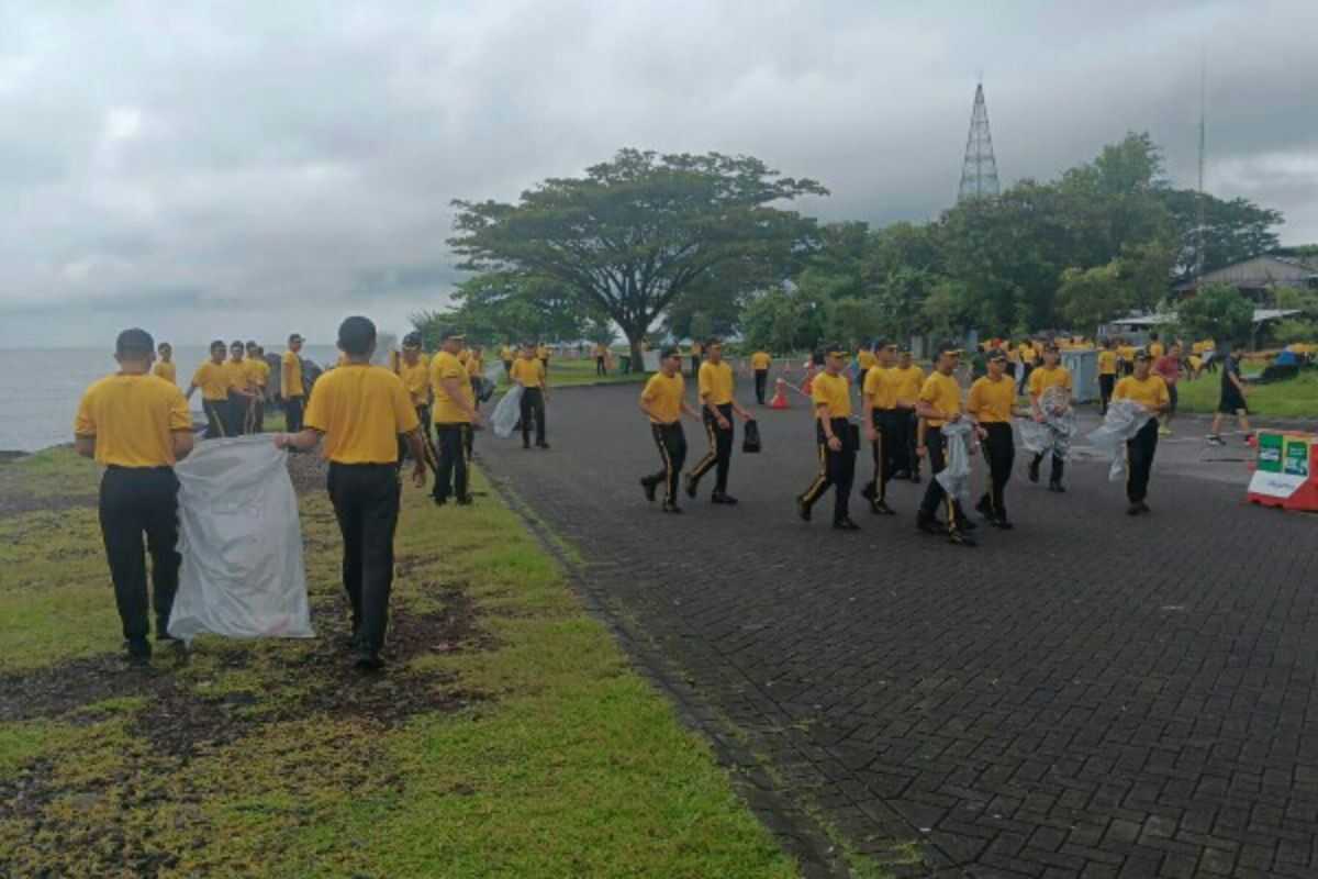 Hundreds of North Sulawesi Police Personnel Clean Up Megamas Beach Area