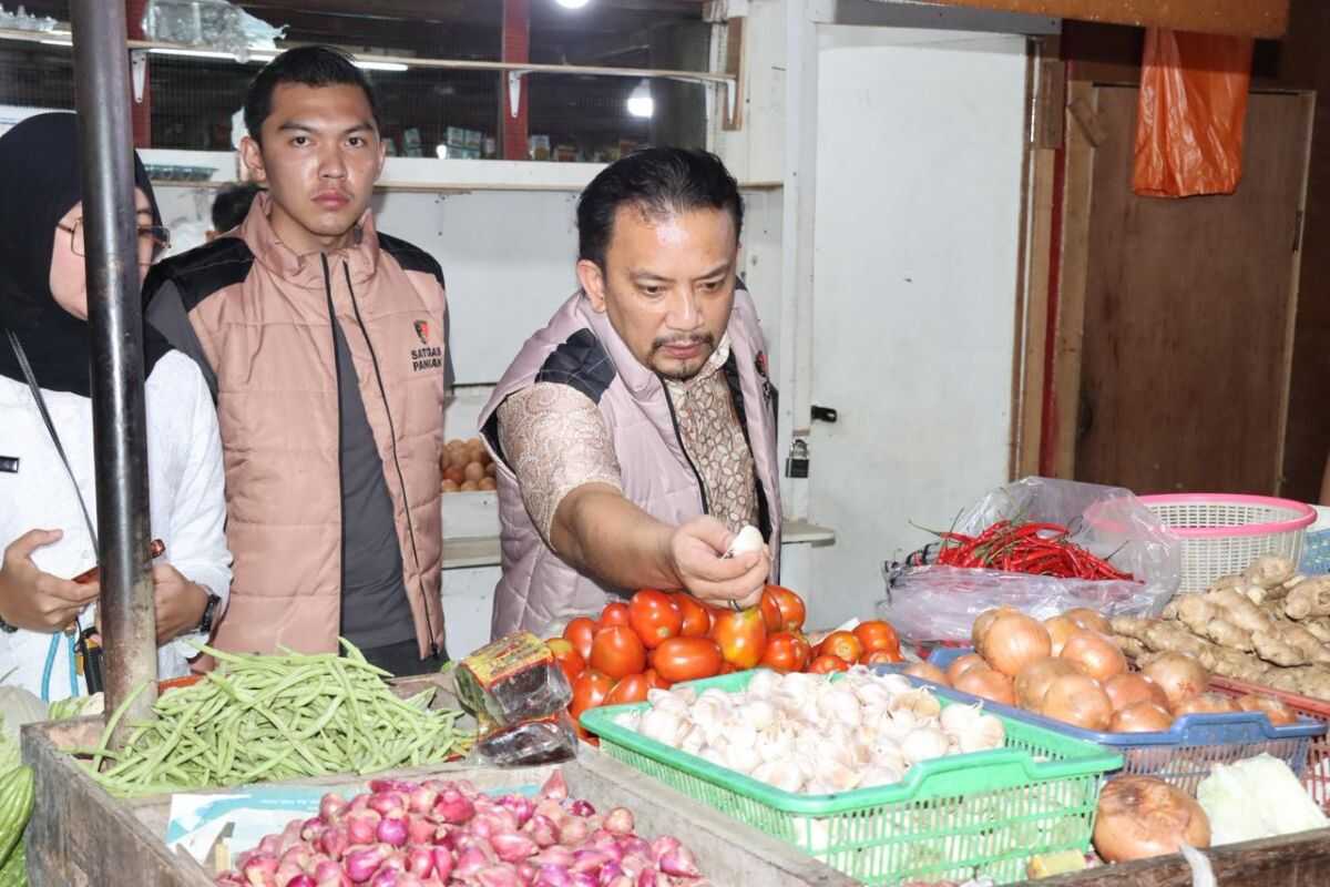 West Jakarta Police Food Task Force Inspects Tomang Barat Market