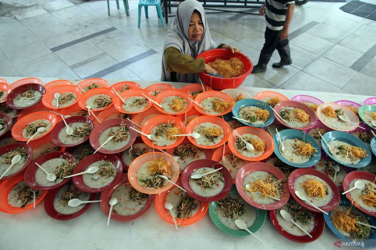 Tradition of sharing soup porridge for breaking fast at Medan Grand Mosque