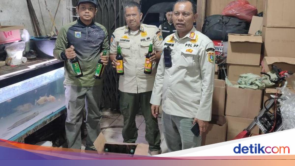 Ramadan Raids: Civil Police Seize 2,105 Bottles of Illegal Alcohol in West Jakarta