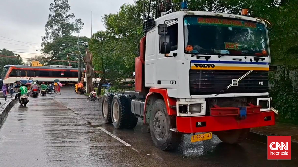 Police Question Truck Driver and Assistant After Train Collision at Tangerang Level Crossing