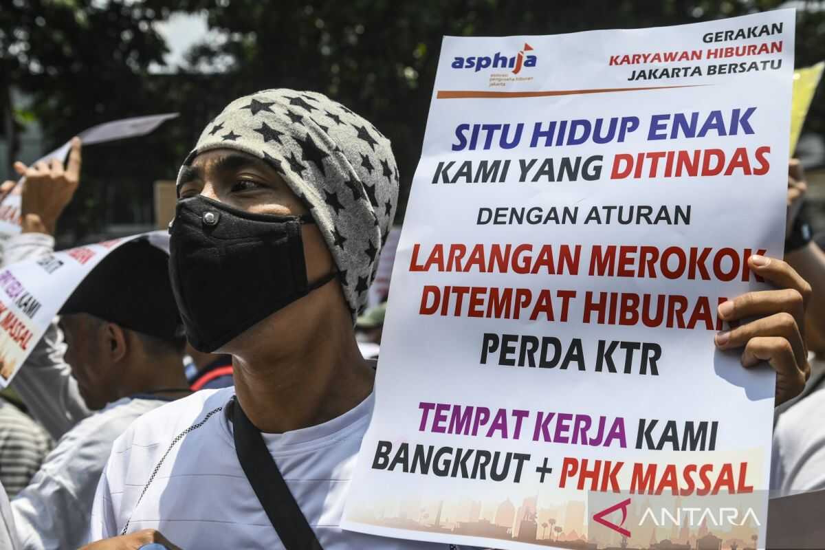 Observer Warns Jakarta Smoke-Free Zone Regulation Must Be Implemented with Caution