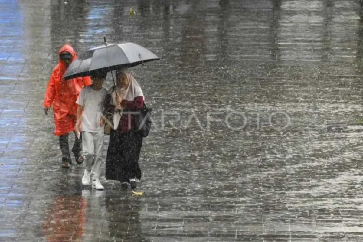 BMKG: Jakarta Expected to Experience Rain from Saturday Morning Through Evening