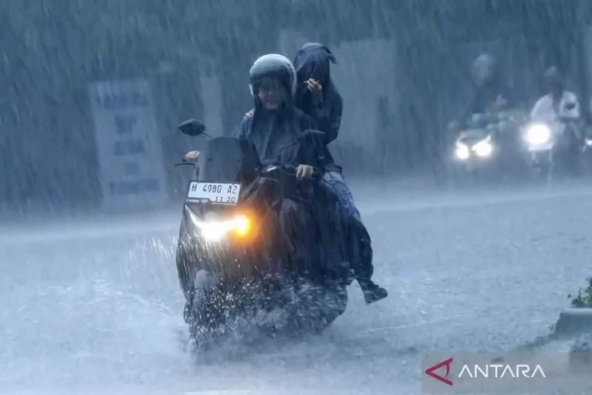 Keep Your Umbrellas Ready: BMKG Forecasts Rainfall Across Most of Indonesia on Saturday
