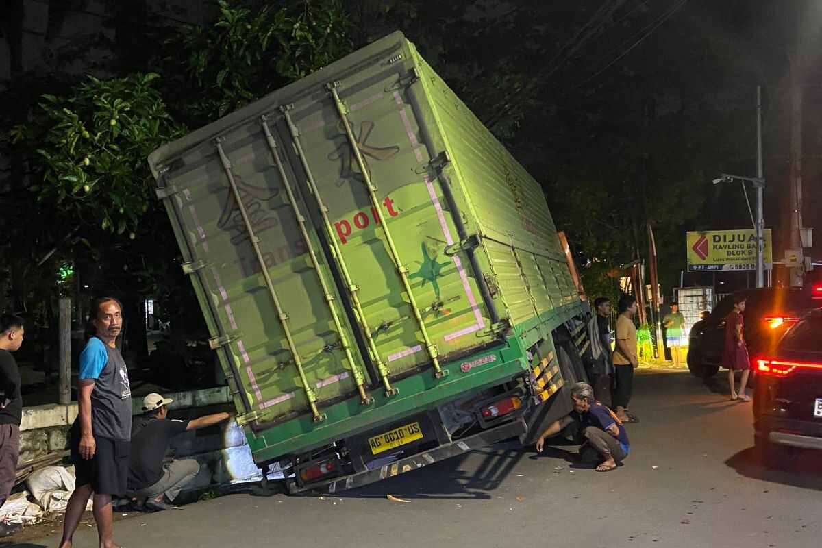 Stuck truck in Puri Kembangan causes gridlock, evacuation stalled