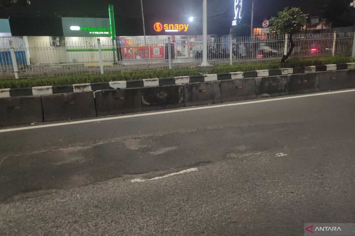 Pothole on Kebon Jeruk's Jalan Panjang Nearly Causes Motorcycle Accidents