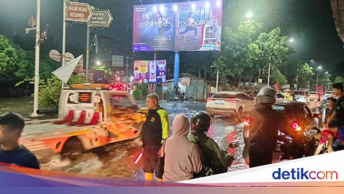 Flooding Beneath Puri Kembangan Toll Road in West Jakarta Causes Severe Traffic Congestion