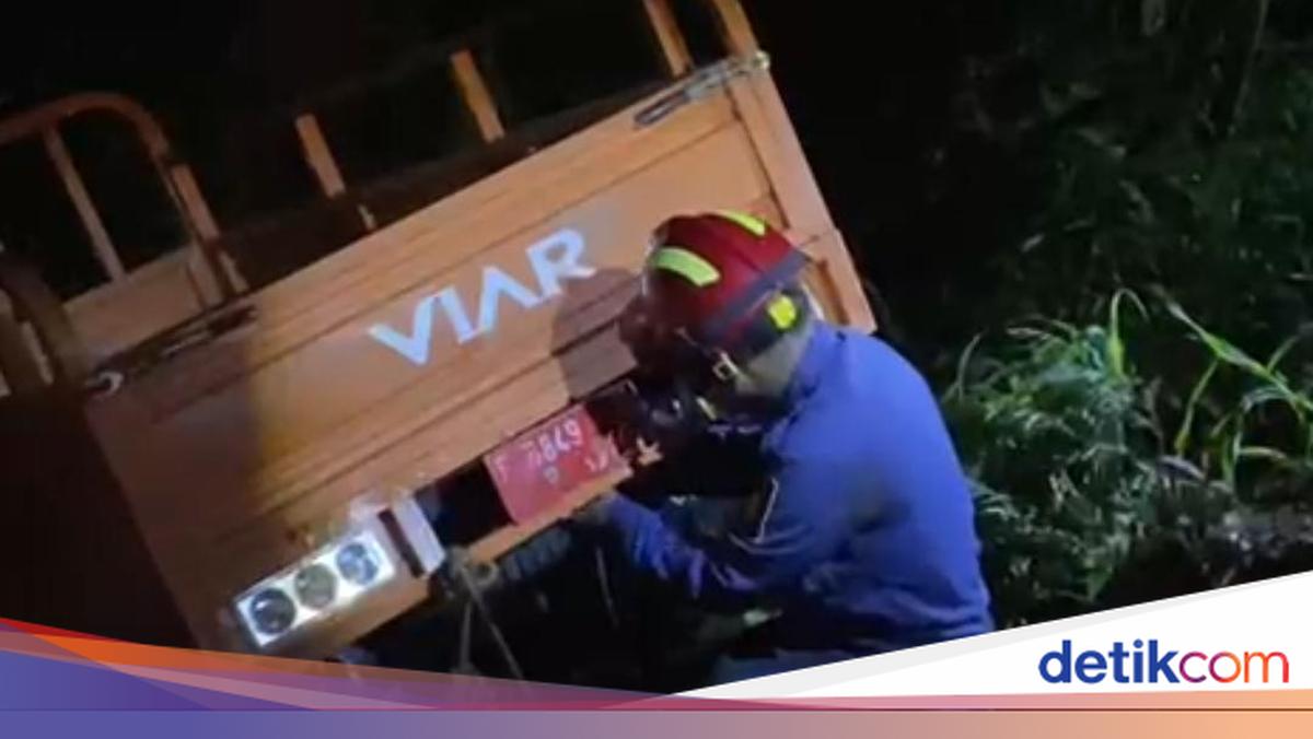 Three-Wheeled Vehicle Plunges into Pond in Bogor, Firefighters Called to Evacuate