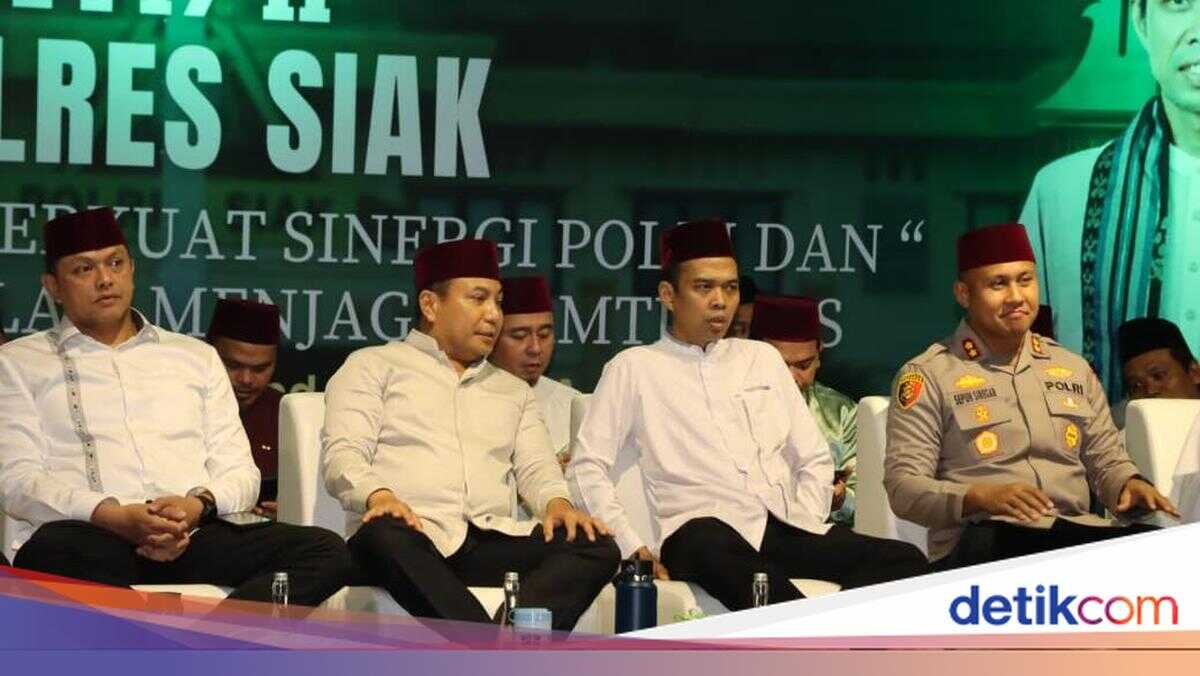 Riau Police Chief Attends Grand Islamic Sermon by UAS in Siak to Strengthen Community Ties During Ramadan