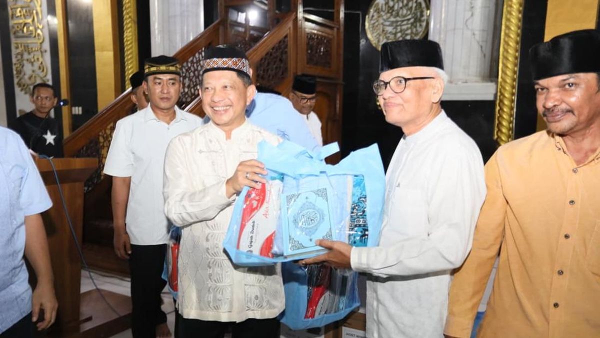 Task Force Chief Tito Joins Iftar and Tarawih Prayers with Lhokseumawe Community