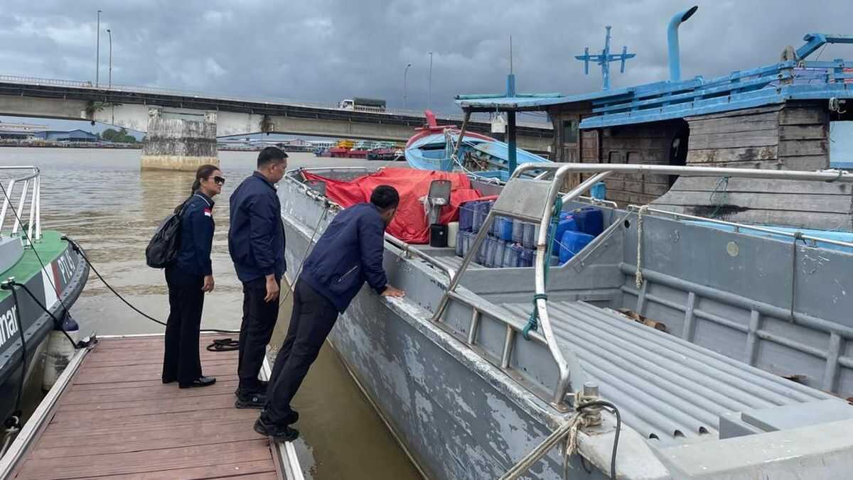 Criminal Investigation Agency Seizes Vessel Used to Smuggle Illegal Tin to Malaysia from Bangka