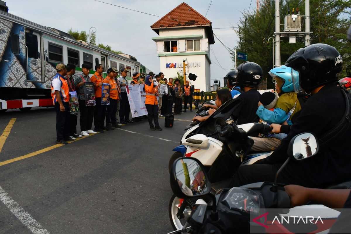 Three teenagers killed taking selfies on railway tracks in Central Java
