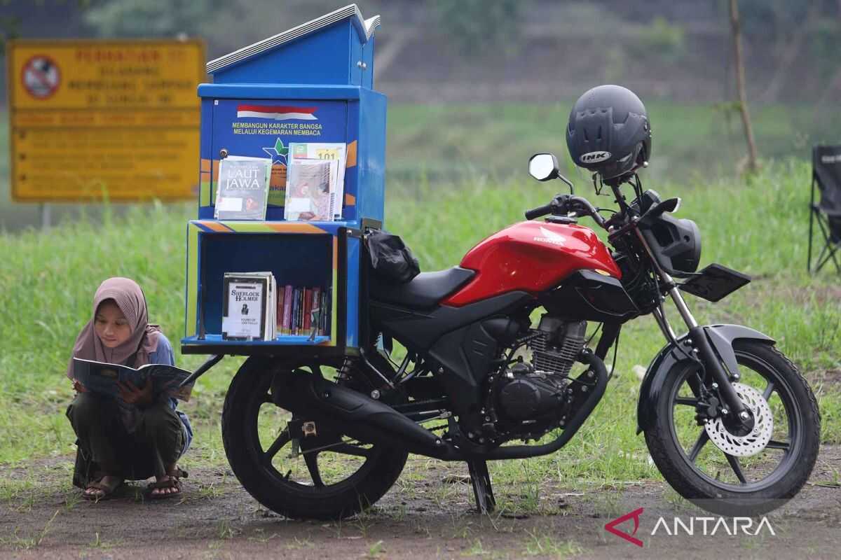 Ngabuburit with Books: Mobile Library Serves Kediri Residents During Ramadan