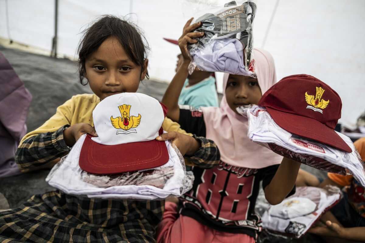 Volunteers Distribute School Uniforms to Flood-Affected Pupils in Isolated Area