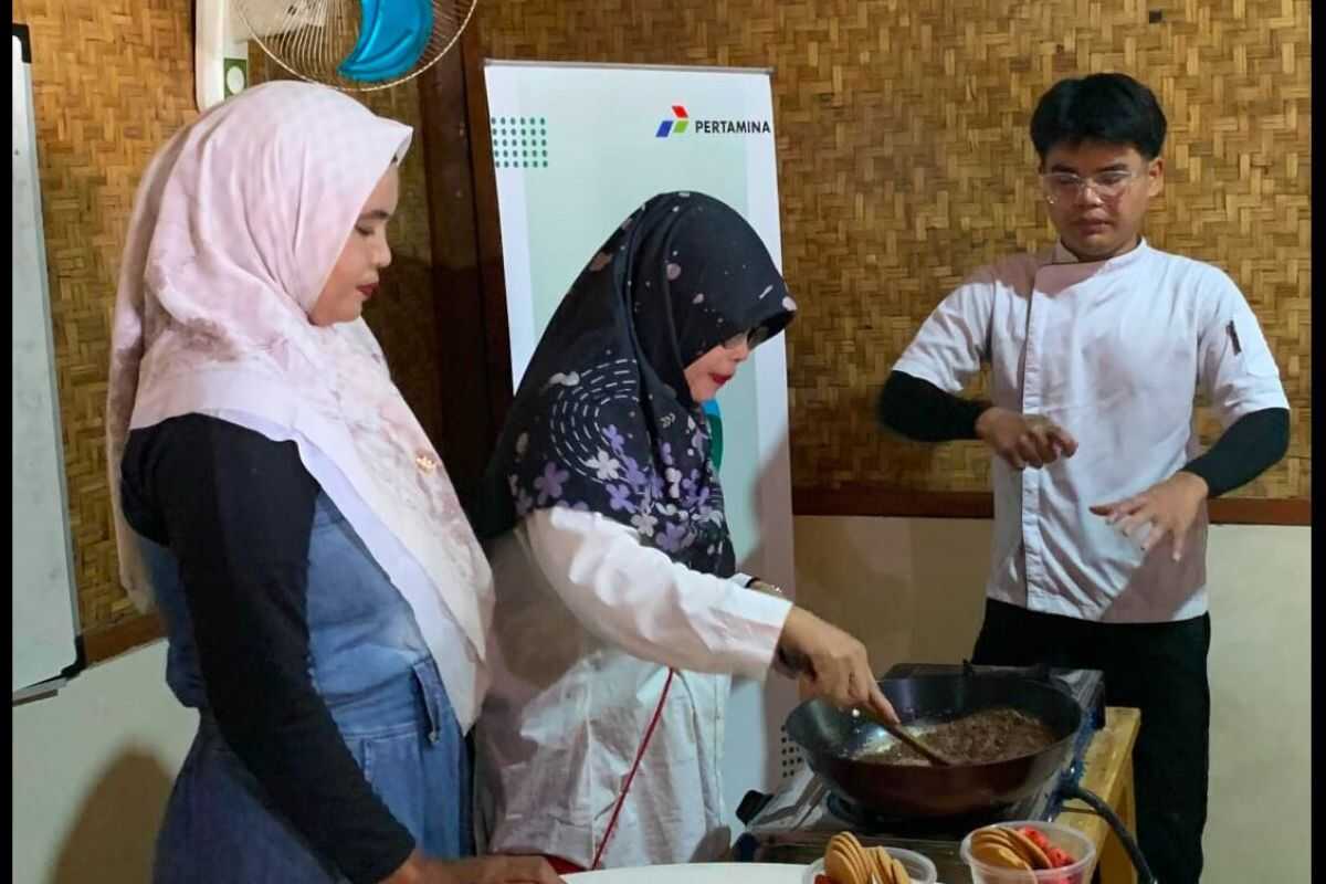 Fifteen MSME Operators in Thousand Islands Trained to Make Lebaran Biscuits