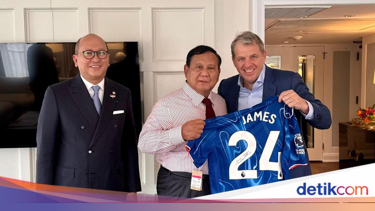 Prabowo Receives Chelsea Jersey from Club Owner During Meeting with US Business Leaders in Washington